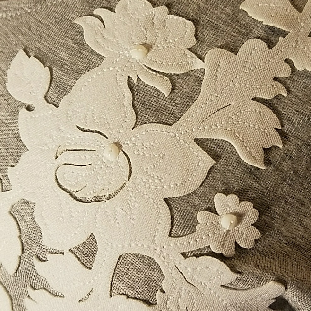 NWOT Vera Wang Tee w/ pretty flower embellishments - Picture 3 of 4